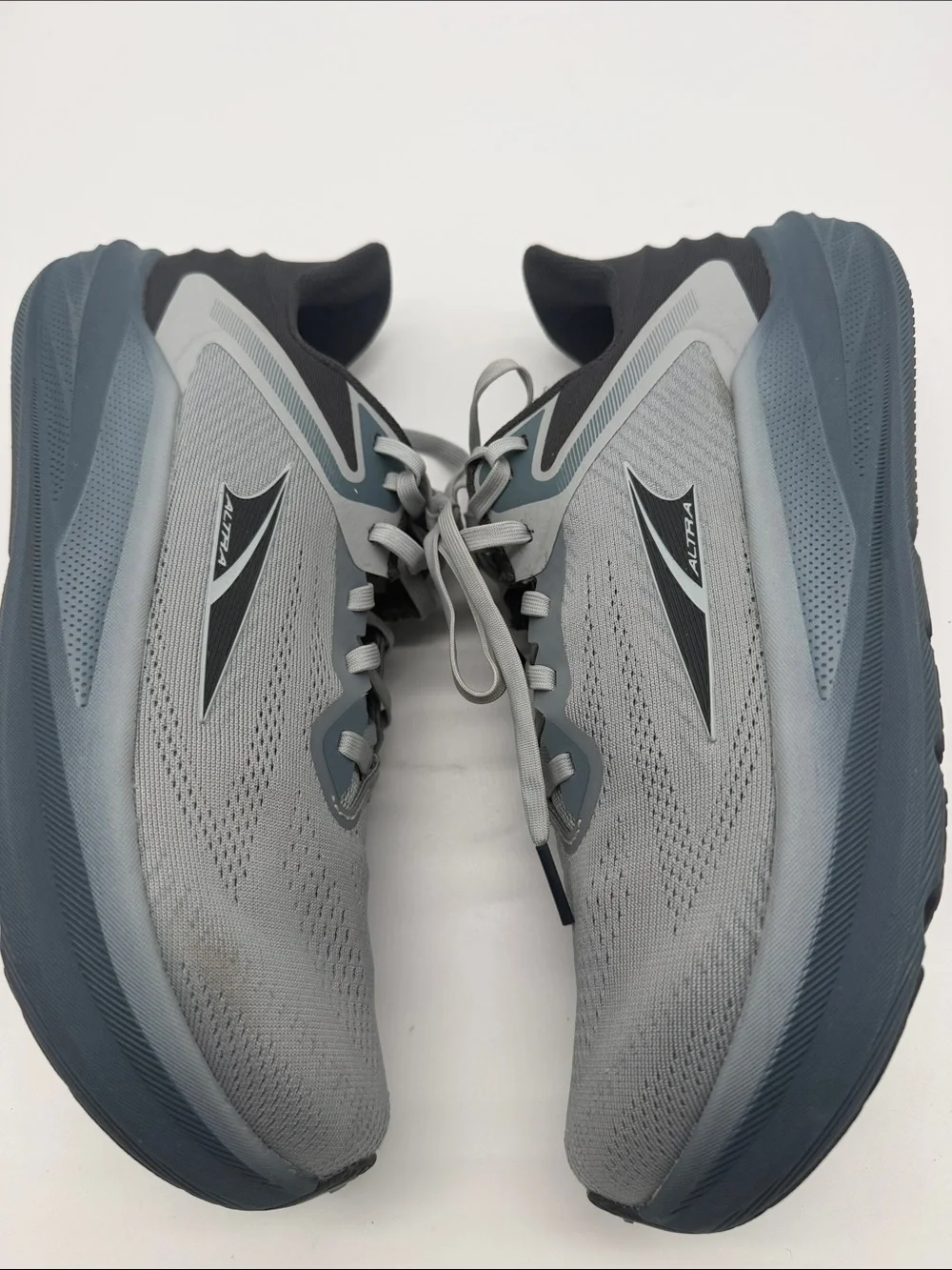 ALTRA men's torin 8 shoe in gray
